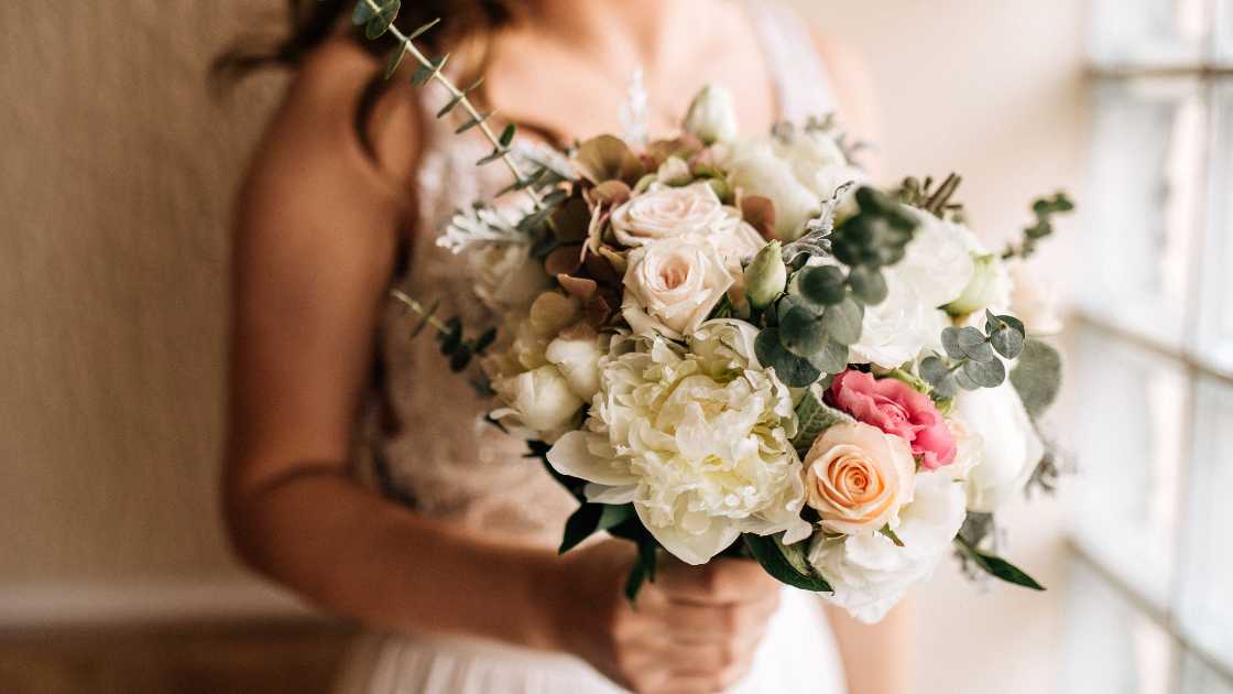 How Many Flowers in a Bridal Bouquet: Finding the Perfect Floral Arrangement